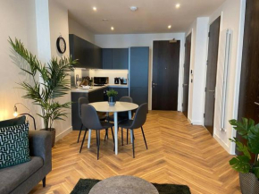 Luxury 1-Bed Apartment With Balcony & Free Parking for Business and Corporate Stays